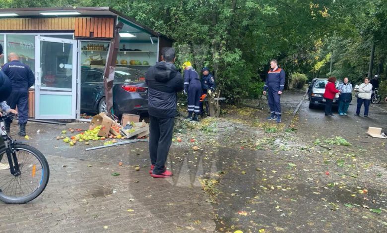 Фото - В Королеве водитель сбил двух пешеходов и врезался в овощной ларек