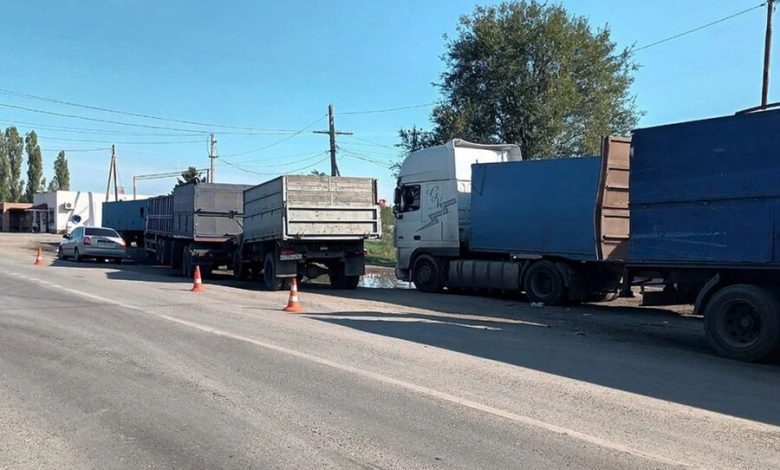 Фото - В Ростовской области неуправляемый грузовик с мертвым водителем протаранил две фуры